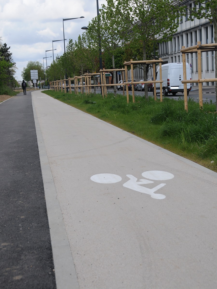 Création d'une piste cyclable en enrobé blanc/ocre à Crétail/Maisons-Alfort(94)